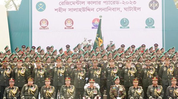 ৫ ইউনিটকে রেজিমেন্টাল কালার প্রদান করলেন সেনাপ্রধান