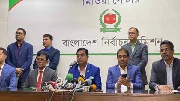 আজ রবিবার রাতে আগারগাঁওয়ের নির্বাচন ভবনের মিডিয়া সেন্টারে সংবাদ সম্মেলনে এ তথ্য জানান নির্বাচন কমিশন সচিব মো.জাহাঙ্গীর আলম।