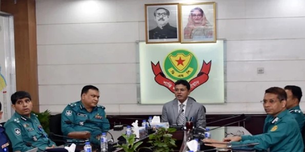 আজ বৃহস্পতিবার বিকেলে ডিএমপি সদর দপ্তর থেকে আব্দুল গনি রোডের নিয়ন্ত্রণকক্ষের সঙ্গে কথা বলে ডিজিটাল ওয়্যারলেস সিস্টেমের শুভ উদ্বোধন করেন ডিএমপি কমিশনার হাবিবুর রহমান।