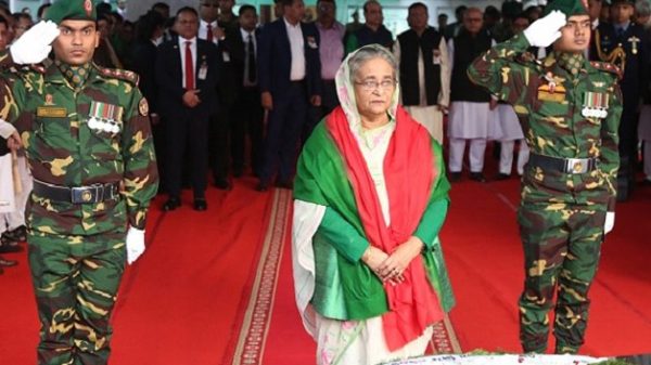 হাসিনা। শনিবার (১৬ ডিসেম্বর) সকাল ৮টার দিকে রাজধানীর ধানমন্ডি ৩২ নম্বরে বঙ্গবন্ধু স্মৃতি জাদুঘরের সামনের প্রতিকৃতিতে শ্রদ্ধা জানান তিনি।