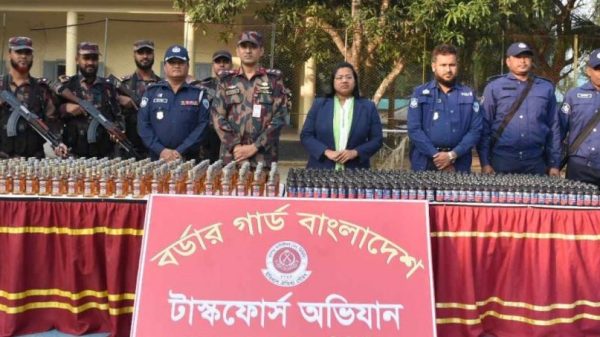 খাগড়াছড়িতে রামগড় সীমান্ত এলাকায় উপজেলা টাস্কফোর্স কমিটির বিশেষ অভিযানে বিপুল পরিমাণ ভারতীয় মদ ও ফেনসিডিল জব্দ করা হয়েছে।