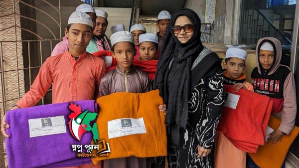 উত্তরায় মোহাম্মদী হাফিজি মাদ্রায় অসহায় ও এতিম শিশুদের মাঝে কম্বল বিতরণ করেন স্বপ্ন পূরন ফাউন্ডেশন এর প্রধান উদ্যোক্তা নিগার সুলতানা।