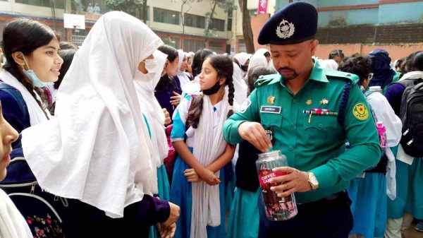 আজ সকাল ১০ ঘটিকায় ডিএমপির সবুজবাগ থানাধীন কদমতলা পূর্ব বাসাবো স্কুল এন্ড কলেজ ও আঃ আজিজ স্কুল এন্ড কলেজের শিক্ষার্থীদের মাঝে চকোলেট বিতরণ করা হয়