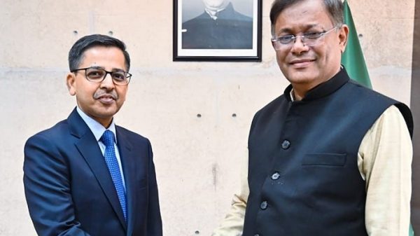 পররাষ্ট্রমন্ত্রী ড. হাছান মাহমুদ ও বাংলাদেশে নিযুক্ত ভারতের হাইকমিশনার প্রণয় ভার্মা।