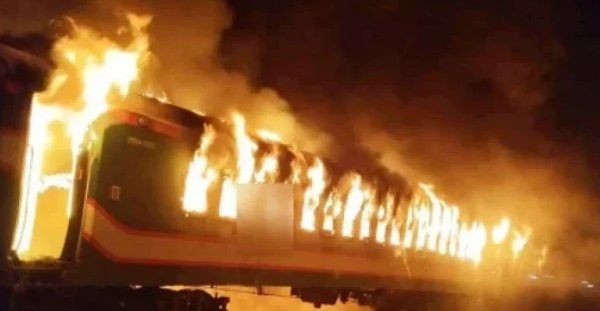 শুক্রবার (৫ জানুয়ারি) রাত ৯টা ৫ মিনিটে আগুন লাগার খবর পায় ফায়ার সার্ভিস ও সিভিল ডিফেন্স।