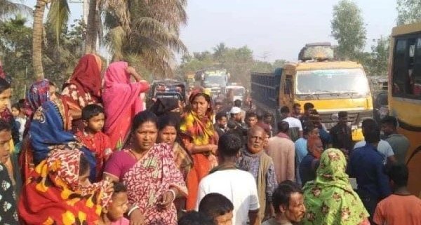 আজ শনিবার বিকেল সাড়ে ৩টার দিকে খুলনা-সাতক্ষীরা মহাসড়কে ডুমুরিয়া উপজেলার খর্নিয়া ইউনিয়নের আংগারদোহা কালভার্ট এলাকায় এ দুর্ঘটনা ঘটে।