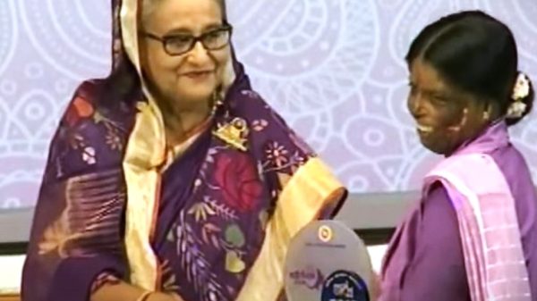 শুক্রবার (৮ মার্চ) সকাল ১০টায় ওসমানী স্মৃতি মিলনায়তনে আন্তর্জাতিক নারী দিবস উদযাপন উপলক্ষে আলোচনা সভা ও জয়িতা সম্মাননা প্রদান অনুষ্ঠানে যোগ দিয়ে এ সম্মাননা তুলে দেন তিনি।