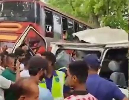 বাস-মাইক্রোবাস সংঘর্ষে চার নারীসহ নিহত ৫