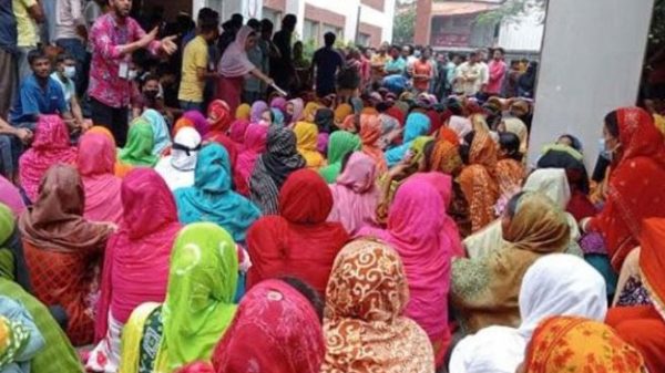 টঙ্গীতে বকেয়া বেতনের দাবিতে শ্রমিক বিক্ষোভ