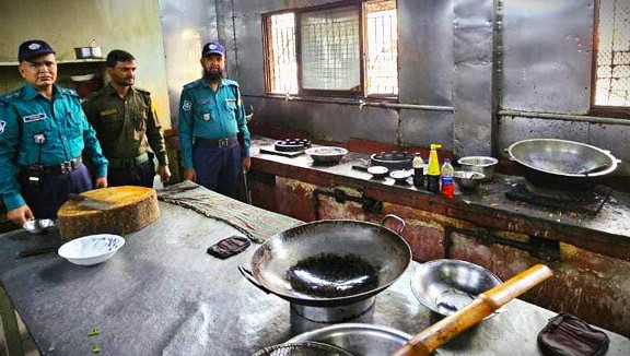 সোমবার (৪ মার্চ) ওয়ারী বিভাগের উপ-কমিশনার (ডিসি) মো. ইকবাল হোসাইন বিষয়টি নিশ্চিত করেন। এর আগে তার নেতৃত্বে বিকেল ৩টা ৪৫ মিনিটের দিকে এই অভিযান শুরু হয়।