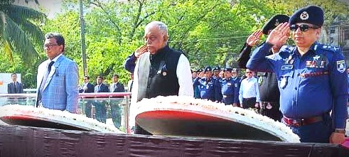 শনিবার (৯ মার্চ) সকাল ১০টায় পুলিশ স্টাফ কলেজে স্থাপিত ‘পুলিশ মেমোরিয়াল’ বেদিতে ফুল দিয়ে শ্রদ্ধা জানান স্বরাষ্ট্রমন্ত্রী আসাদুজ্জামান খান কামাল ও আইজিপি চৌধুরী আবদুল্লাহ আল-মামুন।