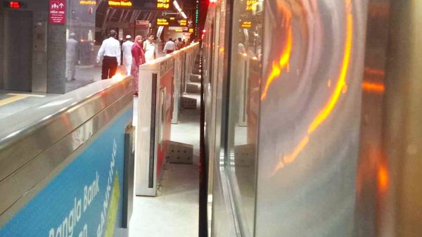 দুর্যোগপূর্ণ আবহাওয়া ও যান্ত্রিক ত্রুটিতে মেট্রোরেল চলাচল বন্ধ রাখা হয়েছে।