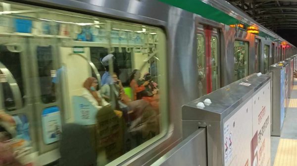 আজ সোমবার সকাল ১০টা ৮ মিনিটে মেট্রোরেল চলাচল শুরু হয়।