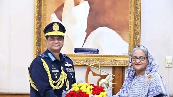 নবনিযুক্ত বিমানবাহিনী প্রধানকে ফুল দিয়ে অভিনন্দন জানান প্রধানমন্ত্রী।