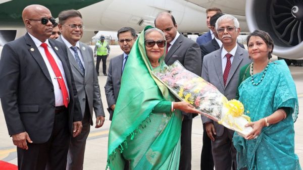 প্রধানমন্ত্রী শেখ হাসিনা পালাম বিমানবন্দরে পৌঁছালে তাকে অভ্যর্থনা জানান ভারতের পররাষ্ট্র সচিব মুকতেশ পরদেশি।