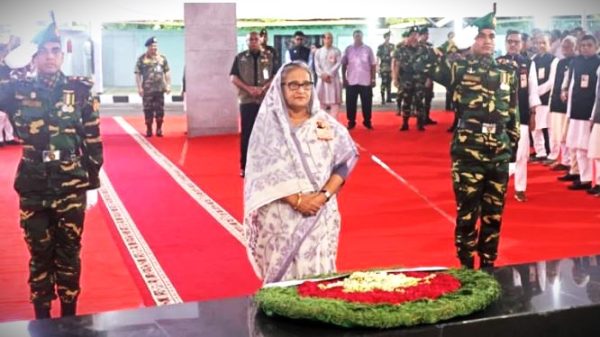 বঙ্গবন্ধু শেখ মুজিবুর রহমানের প্রতিকৃতিতে ফুল দিয়ে শ্রদ্ধা জানাচ্ছেন প্রধানমন্ত্রী শেখ হাসিনা।