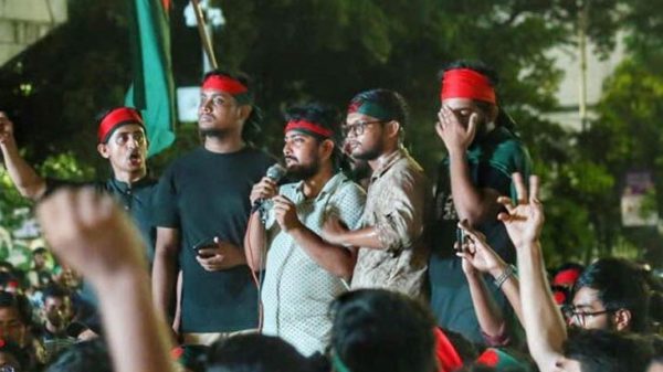 রাতে নতুন কর্মসূচি ঘোষণা করেছেন বৈষম্যবিরোধী ছাত্র আন্দোলনের নেতারা।