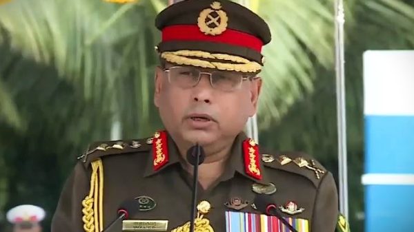 সেনাবাহিনী প্রধান জেনারেল ওয়াকার-উজ-জামান।