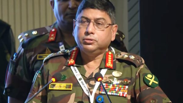 সেনাবাহিনী প্রধান জেনারেল ওয়াকার-উজ-জামান।