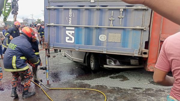 চলন্ত প্রাইভেটকারের ওপর উল্টে পড়ল কাভার্ডভ্যান