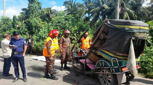 খুলনায় ইজিবাইকে ট্রাকের ধাক্কায় নিহত ৩