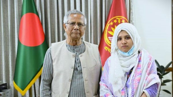 প্রধান উপদেষ্টার সঙ্গে নুরুল হক নূরের সহধর্মিনী মারিয়া আক্তার।