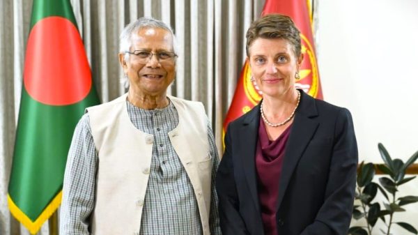 প্রধান উপদেষ্টা ড. মুহাম্মদ ইউনূসের সঙ্গে রাষ্ট্রীয় অতিথি ভবন যমুনায় সাক্ষাৎকালে বাংলাদেশে জাতিসংঘের আবাসিক সমন্বয়ক গোয়েন লুইস।